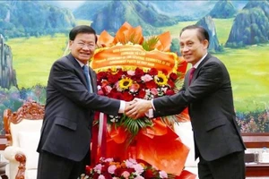 Товарищ Ле Хоай Чунг (справа) и Генеральный секретарь ЦК НРПЛ XII созыва, Президент Лаоса Тхонглун Сисулит. Фото: ВИА