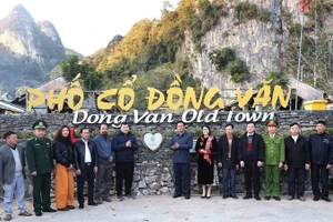 Делегаты на церемонии запуска системы «Цифровизация check-in и накопления баллов» Туристической ассоциации коммуны Донгван. Фото: ВИА