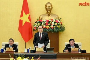 Председатель НС Чан Тхань Ман выступает на заседании. Фото: Зюи Линь