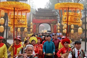 Обряд выпуска карпов в знак проводов Кухонных богов в Императорской цитадели Тханглонг. Фото: baovanhoa.vn