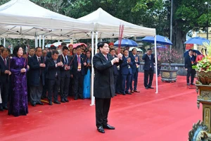 Президент Лыонг Кыонг воскуряет благовония у памятника королю Ли Тхай То. Фото: Тхюи Нгуен