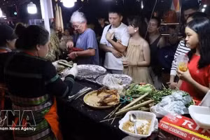 Жители и туристы знакомятся с блюдами местной кухни в гастрономических павильонах фестиваля Danang Food Tour 2026. Фото: ВИА