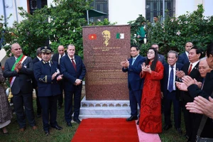 Премьер-министр Фам Минь Тьинь и его супруга вместе с руководством Алжира на церемонии открытия памятного камня в честь Президента Хо Ши Мина в городе Алжир. Фото: ВИА