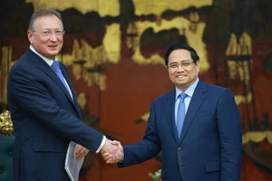 Премьер-министр Фам Минь Тьинь и генеральный директор «Зарубежнефти» Сергей Кудряшов. Фото: ВИА