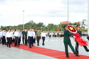 Генеральный секретарь ЦК КПВ То Лам и рабочая делегация возлагают цветы и зажигают благовония перед памятником Президенту Хо Ши Мину на площади Хо Ши Мина. Фото: ВИА
