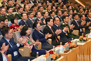 [Фото] Президент Лыонг Кыонг принял участие в церемонии, посвященной 50-летию Дня независимости Лаоса