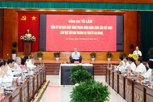 Генеральный секретарь ЦК КПВ То Лам проводит рабочую встречу с Постоянным бюро провинциального партийного комитета Анжанга. Фото: ВИА