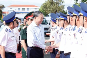 Генеральный секретарь То Лам с представители Командования 4-го района Береговой охраны. Фото: ВИА