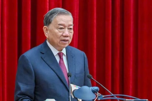 Генеральный секретарь ЦК КПВ То Лам выступает на заседании. Фото: Тхюи Нгуен