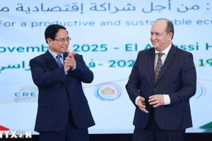 Премьер-министр Фам Минь Тьинь и Премьер-министр Алжира Сифи Гриеб на Вьетнамско-алжирском экономическом форуме. Фото: ВИА