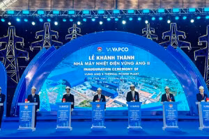 Делегаты проводят церемонию ввода в эксплуатацию теплоэлектростанции Вунганг II. 