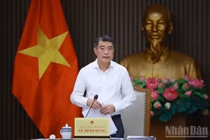 Премьер-министр Ле Минь Хынг выступает на встрече. Фото: VGP