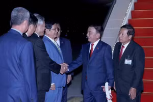 Руководители ведомств Народной партии Камбоджи приветствуют постоянного члена Секретариата ЦК КПВ Чан Кам Ту в международном аэропорту Течо. Фото: ВИА