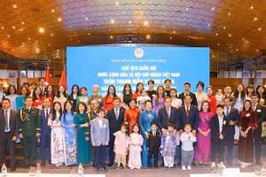 Председатель НС Чан Тхань Ман и его супруга вместе с сотрудниками Посольства и представителями вьетнамской общины в Турции. Фото: ВИА