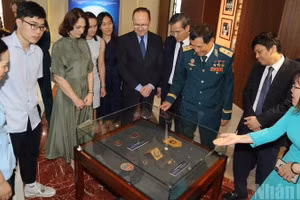 Делегаты посещают выставку. Фото: Чунг Хонг