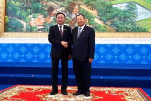 Постоянный член Секретариата ЦК КПВ Чан Кам Ту и Постоянный член Постоянного комитета ЦК Народной партии Камбоджи Сай Чхум. Фото: Динь Чыонг