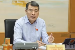 Премьер-министр Ле Минь Хынг выступает на обсуждении. Фото: Зои Линь