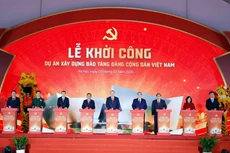 Генеральный секретарь ЦК КПВ То Лам, Премьер-министр Фам Минь Тьинь, действующие и бывшие руководители Партии и Государства нажимают кнопку в знак начала строительства Музея. Фото: ВИА