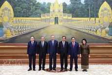 Председатель Народной партии Камбоджи Самдек Течо Хун Сен встречает Генерального секретаря ЦК КПВ То Лама и делегацию высокого уровня Вьетнама на государственном банкете в честь визита. Фото: ВИА