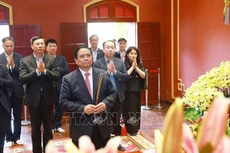 Премьер-министр Фам Минь Тьинь воскуряет благовония в Комплексе памятников Императорской цитадели Тханглонг. Фото: ВИА