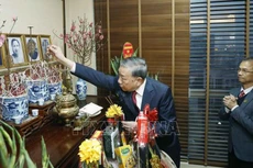 Генеральный секретарь ЦК КПВ То Лам воскуряет благовония в память о Генеральном секретаре Чыонг Тьине. Фото: ВИА