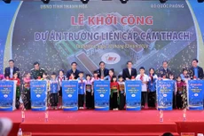 [Фото] Церемония закладки первого камня проекта начальной школы Камтхать в провинции Тханьхоа