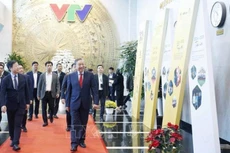 Генеральный секретарь ЦК КПВ То Лам посещает и поздравляет с наступающим Тэтом сотрудников, журналистов, редакторов, технических специалистов и работников Вьетнамского телевидения. Фото: ВИА