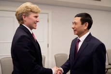 Генерал армии Фан Ван Зянг и первый Заместитель министра войны США Элбридж А. Колби. Фото: ВИА