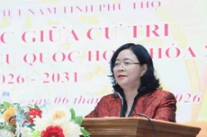 Товарищ Буй Тхи Минь Хоай выступает на встрече. 