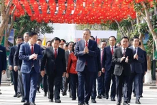 [Фото] Генеральный секретарь ЦК КПВ То Лам воскурил благовония в память о Президенте Хо Ши Мине в Нгеане