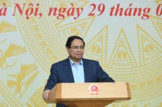 Премьер-министр Фам Минь Тьинь выступает на заседании. Фото: Чан Хай