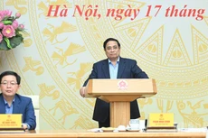 Премьер-министр Фам Минь Тьинь выступает на заседании. Фото: Чан Хай