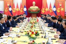 Генеральный секретарь ЦК КПВ То Лам проводит переговоры с Генеральным секретарем ЦК НРПЛ, Президентом Лаоса Тхонглуном Сисулитом. Фото: Данг Кхоа