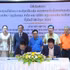 Генеральный директор компании KN Vientiane Group Co., Ltd Ле Хюи Хоанг и директор компании Real Concept Real Estate Sole Co., Ltd Буавиенг Чампафан подписывают документы о сотрудничестве в присутствии участников церемонии. Фото: ВИА