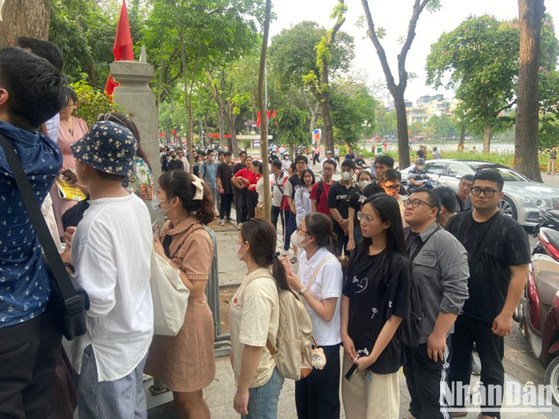 Много молодых людей выстраиваются в очередь, терпеливо ожидая получения специального выпуска, посвященного 135-летию со дня рождения Президента Хо Ши Мина. Много молодых людей выстраиваются в очередь, терпеливо ожидая получения специального выпуска, посвященного 135-летию со дня рождения Президента Хо Ши Мина.