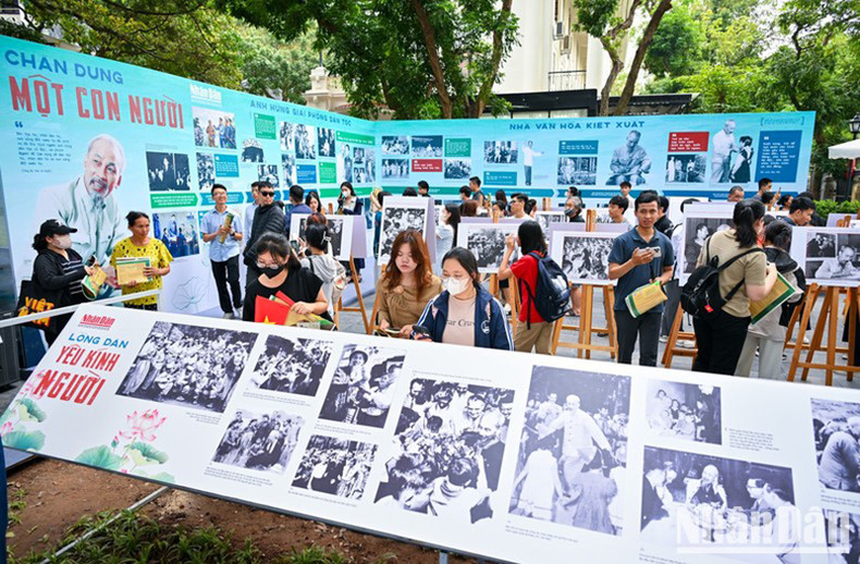 Фотовыставка «Сияющее имя Дядюшки Хо» привлекает внимание большого количества людей, особенно молодых людей. Фотовыставка «Сияющее имя Дядюшки Хо» привлекает внимание большого количества людей, особенно молодых людей.