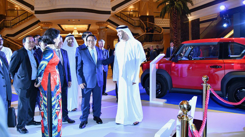 Премьер-министр Фам Минь Тьинь посещает выставочное пространство электромобилей VinFast. Фото: Тхань Жанг Премьер-министр Фам Минь Тьинь посещает выставочное пространство электромобилей VinFast. Фото: Тхань Жанг