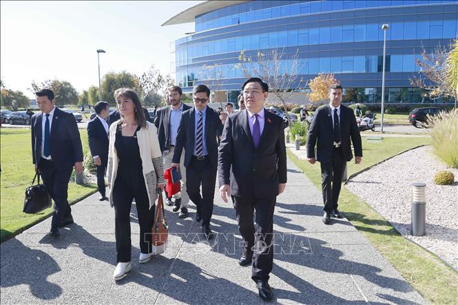 Председатель НС Выонг Динь Хюэ посетил парк высоких технологий департамента Канелонес. Фото: ВИА Председатель НС Выонг Динь Хюэ посетил парк высоких технологий департамента Канелонес. Фото: ВИА