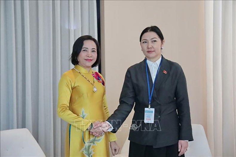Зампредседателя Нгуен Тхи Тхань и Зампредседателя Жогорку Кенеша Кыргызстана Джамалия Исаева. Фото: ВИА Зампредседателя Нгуен Тхи Тхань и Зампредседателя Жогорку Кенеша Кыргызстана Джамалия Исаева. Фото: ВИА