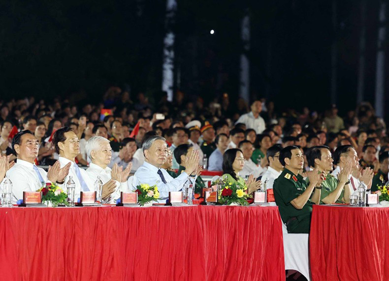 Бывшие и действующие руководители Партии и Государства присутствуют на программе. Фото: ВИА