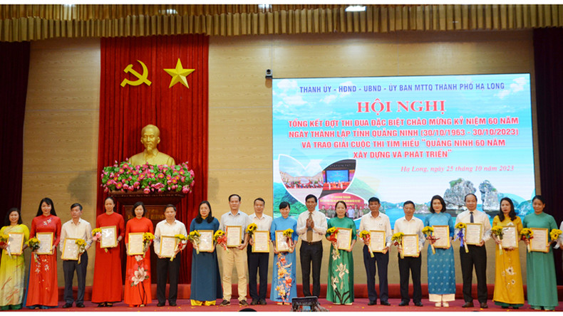 Председатель Народного комитета г. Халонг Нгуен Тиен Зунг вручает похвальные грамоты коллективам, завоевавшим призы на конкурсе «Куангнинь: 60 лет строительства и развития». Председатель Народного комитета г. Халонг Нгуен Тиен Зунг вручает похвальные грамоты коллективам, завоевавшим призы на конкурсе «Куангнинь: 60 лет строительства и развития».