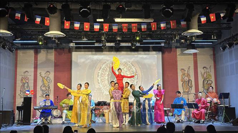 Танцевальный спектакль «Вьетнамское очарование» в исполнении артистов Вьетнамского музыкально-танцевального театра. Фото: ВИА Танцевальный спектакль «Вьетнамское очарование» в исполнении артистов Вьетнамского музыкально-танцевального театра. Фото: ВИА