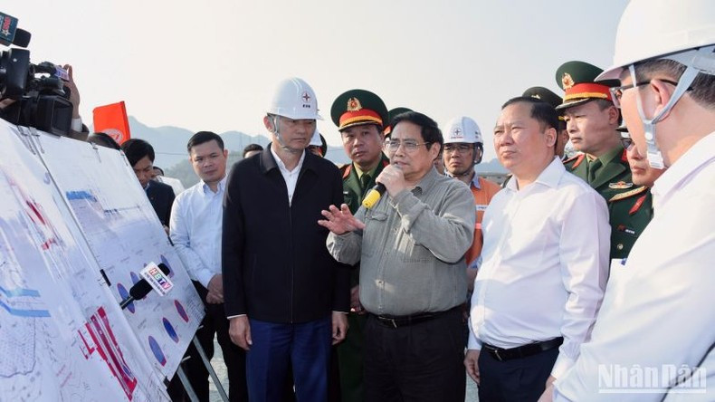 Премьер-министр Фам Минь Тьинь поручает строительным подразделениям. Фото: Чан Хай Премьер-министр Фам Минь Тьинь поручает строительным подразделениям. Фото: Чан Хай