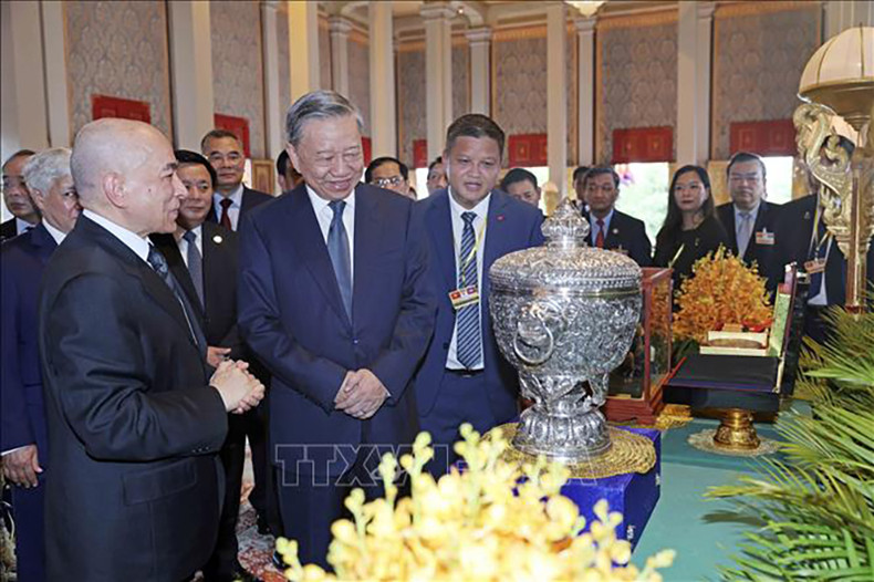 Президент То Лам и Король Нородом Сиамони передают подарки. Фото: ВИА