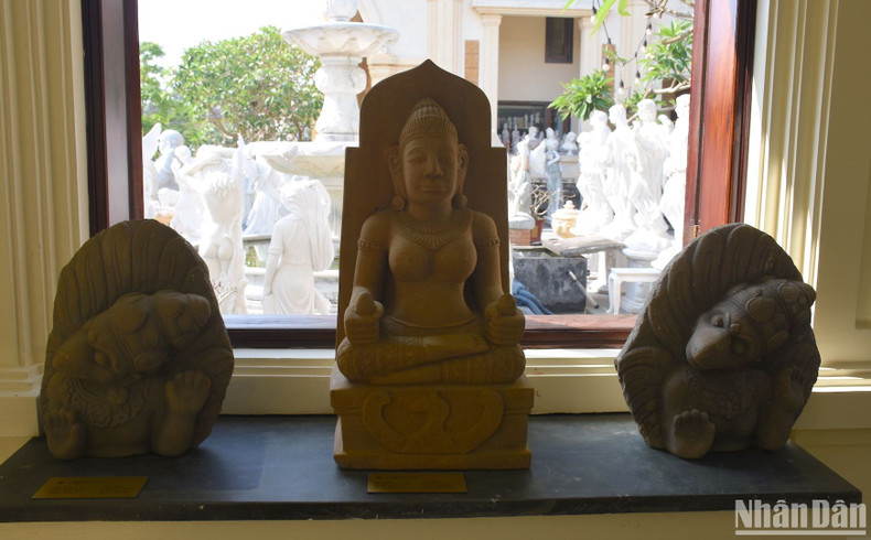 Многие представленные в музее экспонаты сделаны известными ремесленниками деревни по резьбе по камню Нонныок. Многие представленные в музее экспонаты сделаны известными ремесленниками деревни по резьбе по камню Нонныок.