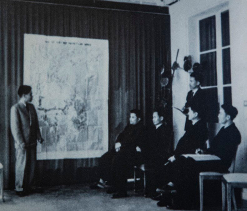 Замминистра обороны Та Куанг Быу докладывает делегации Демократической Республики Вьетнам в Женеве о развитии событий на театре военных действий в Индокитае. Замминистра обороны Та Куанг Быу докладывает делегации Демократической Республики Вьетнам в Женеве о развитии событий на театре военных действий в Индокитае.