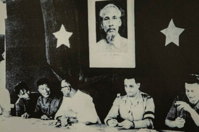 Замсекретаря Центрального управления Южного Вьетнама Фам Хунг (третий слева) на приеме делегации Международной комиссии по наблюдению и контролю в штаб-квартире делегации Вьетнамской народной армии в здании Южной объединенной комиссии по перемирию. Замсекретаря Центрального управления Южного Вьетнама Фам Хунг (третий слева) на приеме делегации Международной комиссии по наблюдению и контролю в штаб-квартире делегации Вьетнамской народной армии в здании Южной объединенной комиссии по перемирию.