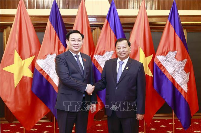 Председатель НС Выонг Динь Хюэ и Председатель Сената Камбоджи Самдек Сай Чхум. Фото: ВИА Председатель НС Выонг Динь Хюэ и Председатель Сената Камбоджи Самдек Сай Чхум. Фото: ВИА