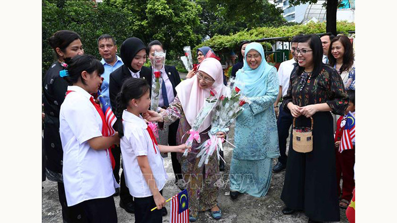 Супруги Премьер-министров Вьетнама и Малайзии посещают детскую деревню SOS в Ханое. Фото: ВИА