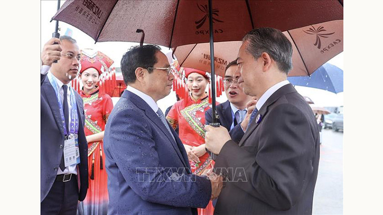 Китайские представители встречают Премьер-министра Фам Минь Тьиня в аэропорту. Фото: ВИА Китайские представители встречают Премьер-министра Фам Минь Тьиня в аэропорту. Фото: ВИА